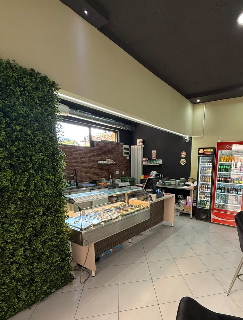 Vitrina sa gotovim jelima, zeleni zid i frižideri s pićem