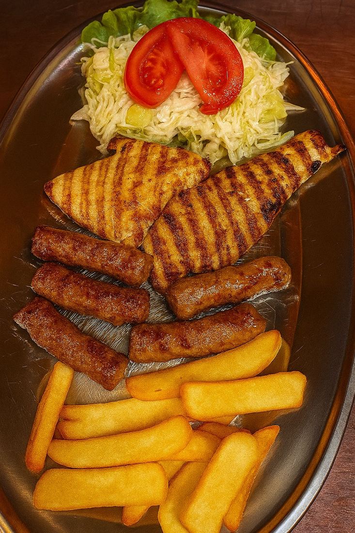 Ćevapi i pileći file sa pomfritom i salatom